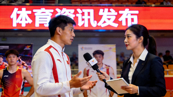 体育资讯发布现场,记者在赛事新闻区进行采访记录